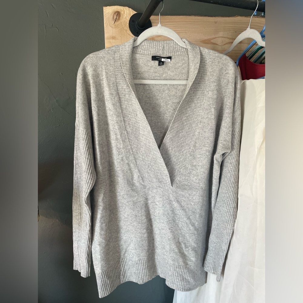Ann Taylor V-Neck cashmere Sweater